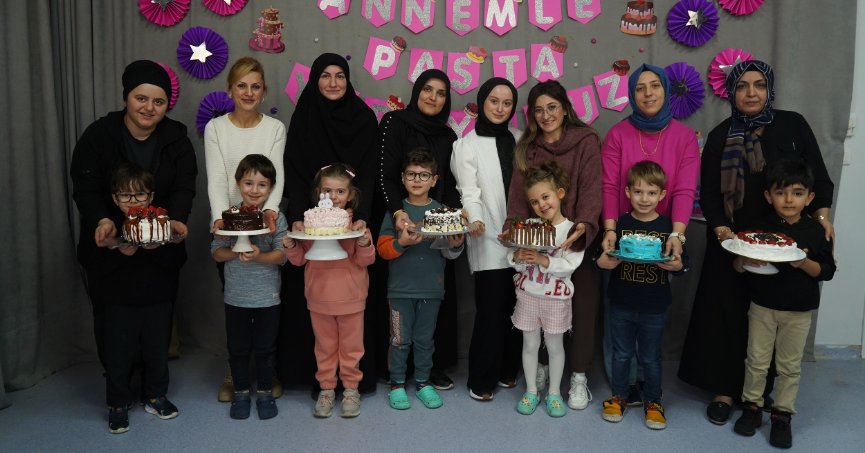 Minikler anneleriyle pasta yaptı