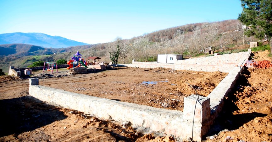 Eşme Ahmediye'ye futbol sahası