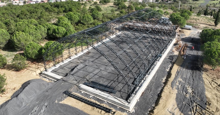 Kapalı Halı Sahalarda Çalışmalar Devam Ediyor 