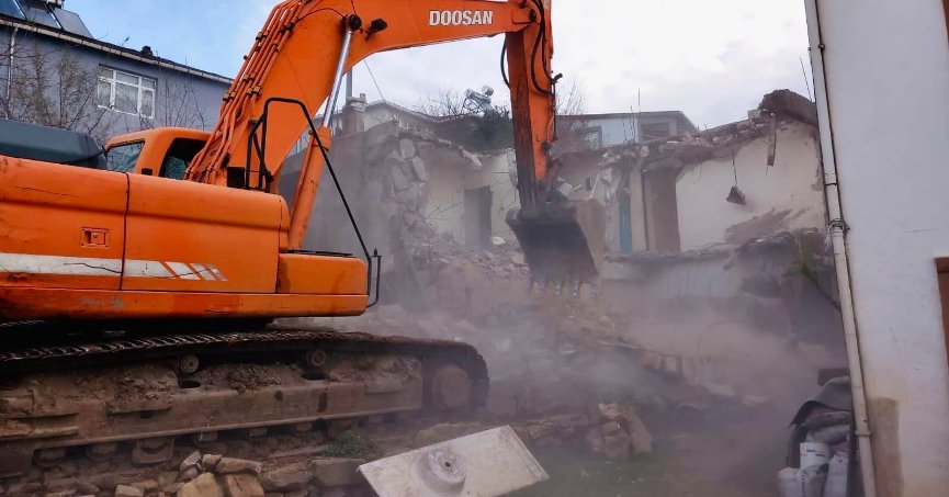 Tehlike arz eden binalar yıkıldı