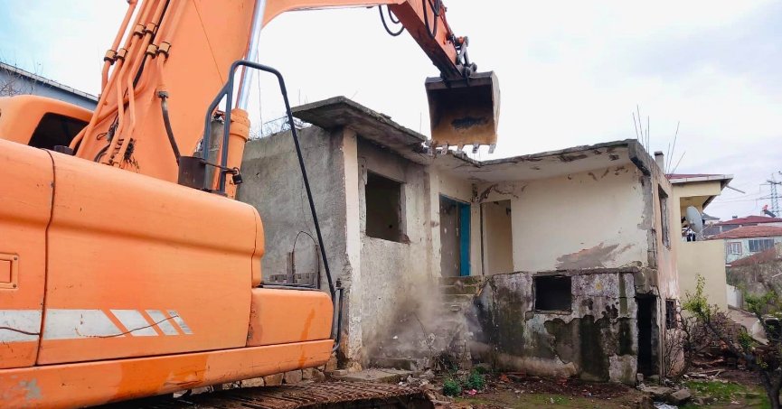 Körfez'de tehlike arz eden binalar yıkıldı