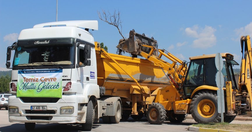 Dere, deniz ve kıyılardan 49 kamyon katı atık