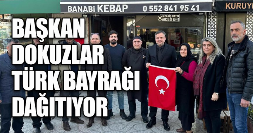 BAŞKAN DOKUZLAR TÜRK BAYRAĞI DAĞITIYOR