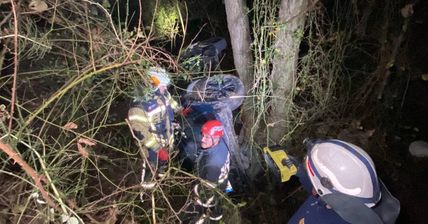 Otomobil 35 metrelik uçurumdan dere yatağına uçtu: 1 yaralı