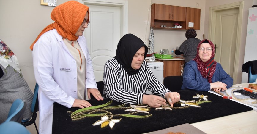 KARTEPELİ KADINLARDAN FİLOGRAFİ VE DİKİŞ NAKIŞ KURSUNA BÜYÜK İLGİ