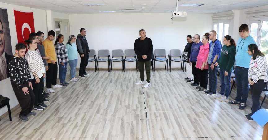 Özel öğrenciler sahnede yeteneklerini sergiliyor