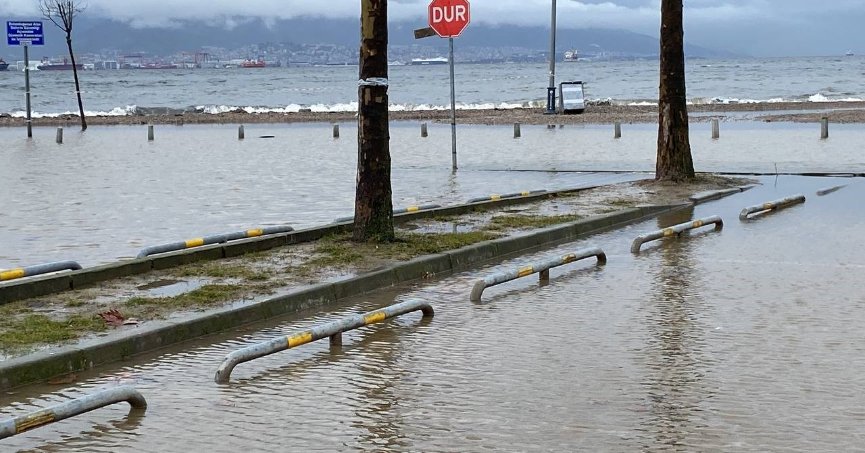Kocaeli'de deniz taştı, sahil bandı suyla doldu
