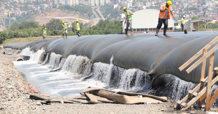 İzmit Körfezi'nden 13 bin 500 kamyon dip çamuru çıkarıldı