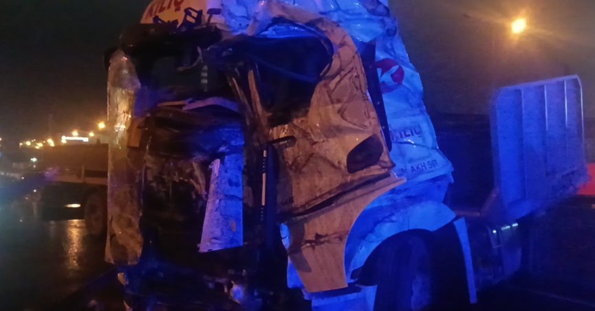 Kağıt gibi ezilen tırdan sağ kurtuldular