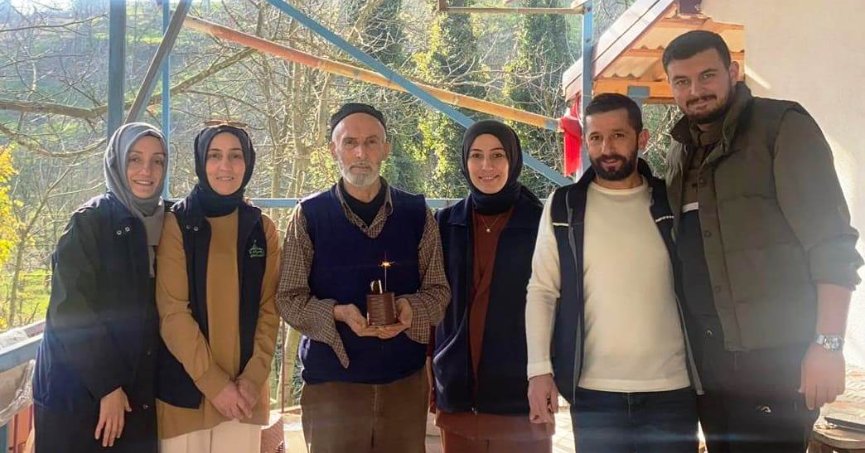 KARTEPE’NİN ÇINARLARINA SÜRPRİZ DOĞUM GÜNÜ KUTLAMASI