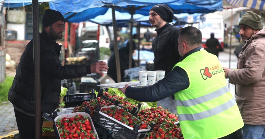Soğuk kış gününde esnafa çorba ikramı