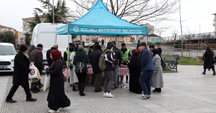 Büyükşehir'den kandil akşamında simit ve tatlı ikramı