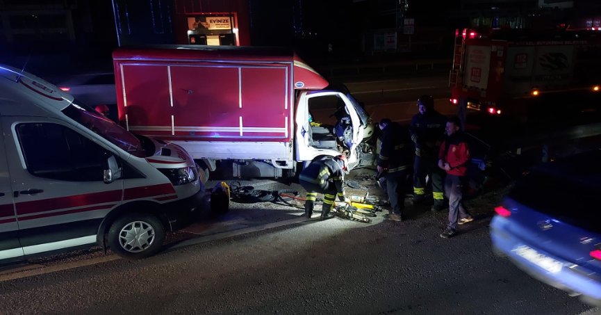 Gebze'de kamyonet bariyerlere ok gibi saplandı: 1 yaralı
