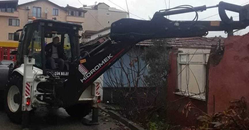 GÖLCÜK BELEDİYESİ METRUK BİNALARI TEHLİKE OLMAKTAN ÇIKARIYOR