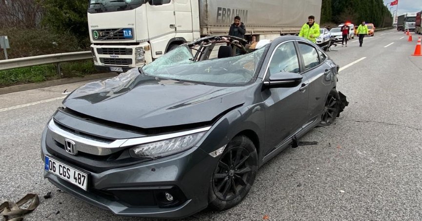 TEM'de tıra çarpan otomobilin tavanı koptu: 3 yaralı