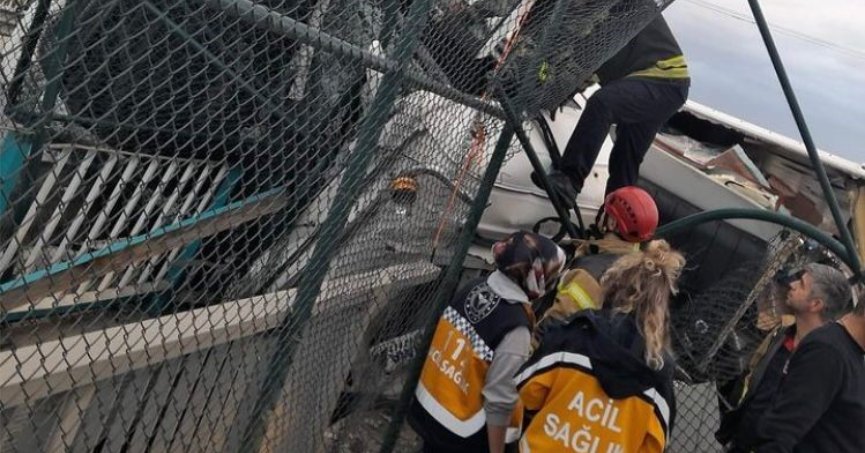 Dondurulmuş tavuk yüklü tır devrildi, sürücü 2 saatte kurtarıldı