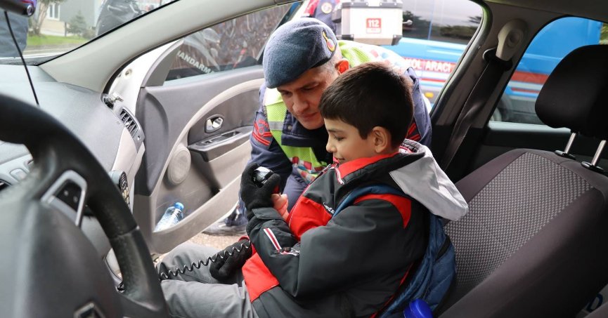  Çocuklar İl Jandarma Komutanlığı'na misafir oldu