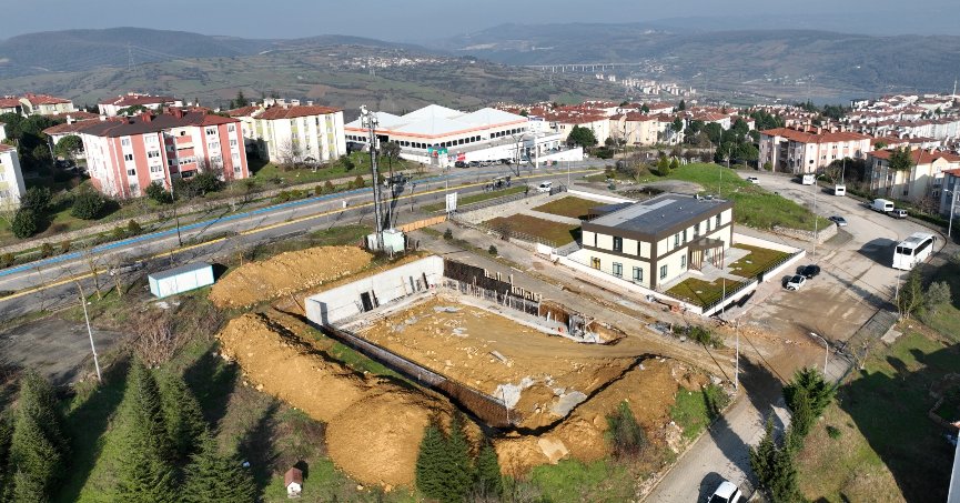 İzmit Ayazma Mahallesi futbol sahası devam