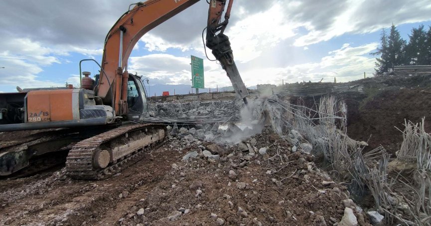 TEM Otoyolu üzerindeki menfez yıkılıyor
