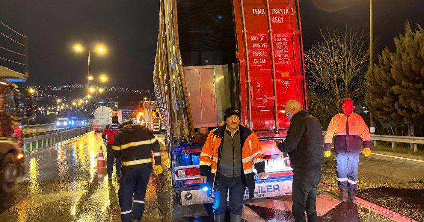  TEM’de tır dorsesinde patlama: 1 itfaiye eri yaralandı