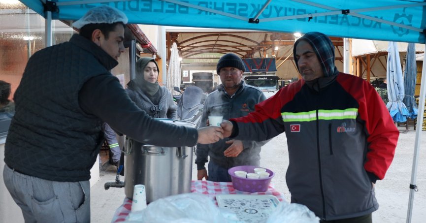 Büyükşehir pazarcı esnafının içini ısıttı