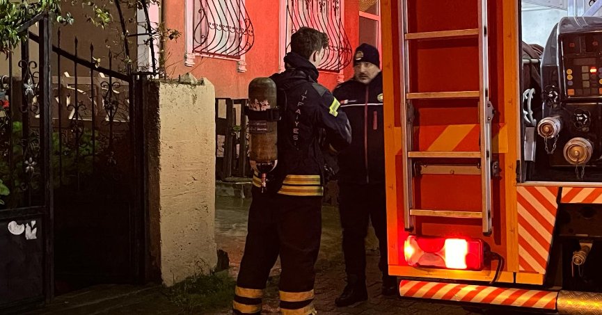 Bulaşık makinesinde çıkan yangına müdahale ederken dumandan etkilendi