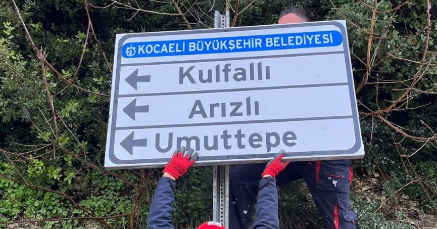 Büyükşehir, yıpranan yön ve trafik levhalarını yeniliyor