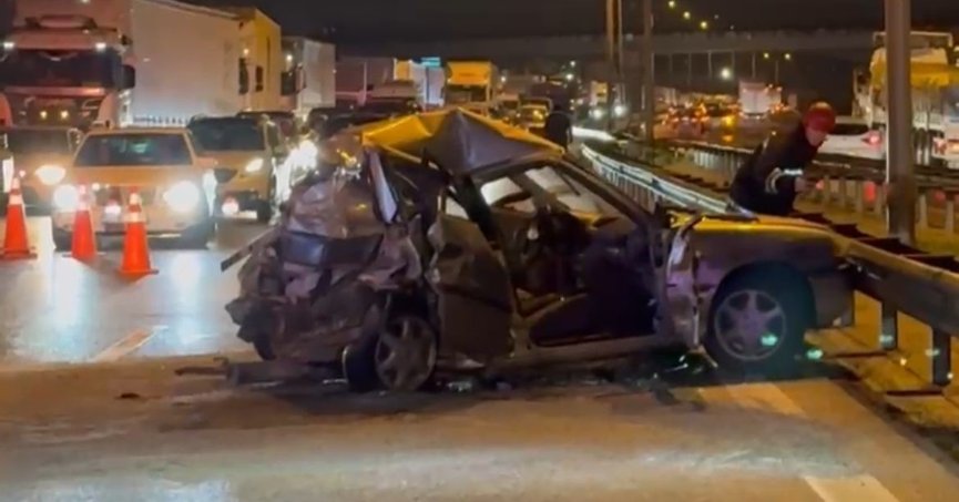 TEM’de tırla çarpışan otomobil kağıt gibi ezildi: 2 ağır yaralı