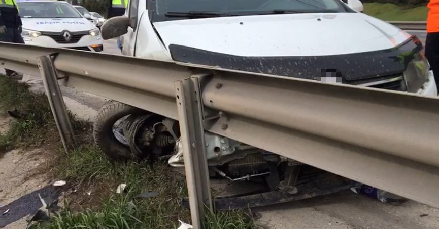 TEM'de iki otomobil çarpıştı: 1'i çocuk 3 yaralı