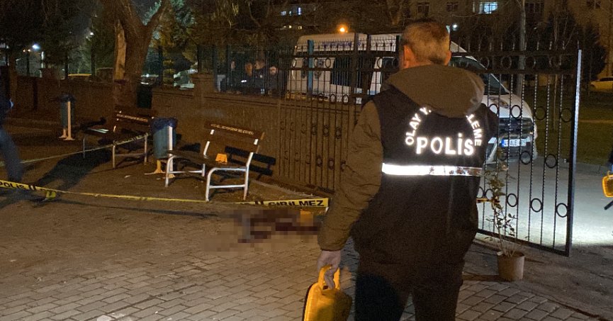 Okul bahçesinde veliye bıçaklı saldırı