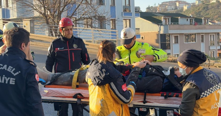 Aydınlatma direğine çarpan otomobilin sürücüsü yaralandı