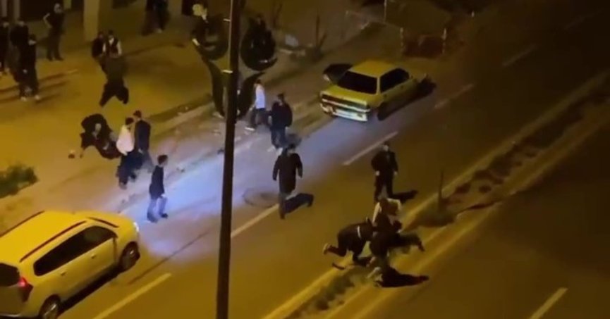 Cadde ortasında tekmeli, yumruklu kavga