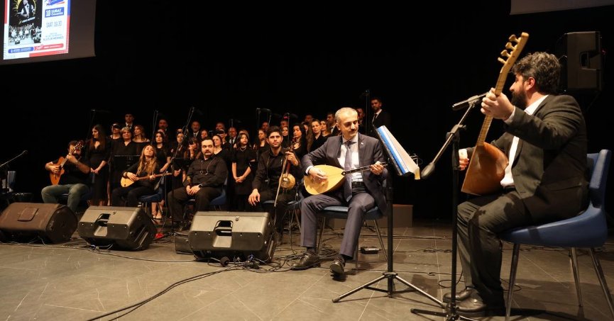 Belediye başkanı sahneye çıktı, kulakların pasını sildi