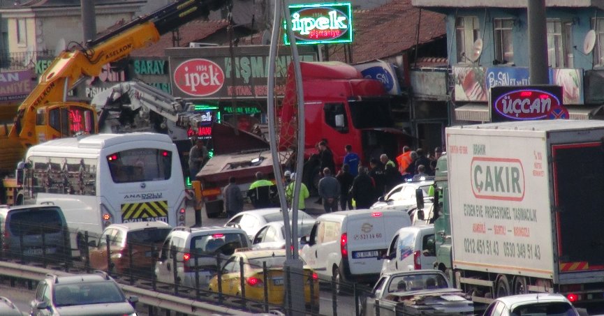 Makaslayan tır çay ocağına daldı: 4 yaralı