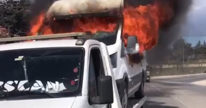 Çekici üzerindeki minibüs alevlere teslim oldu