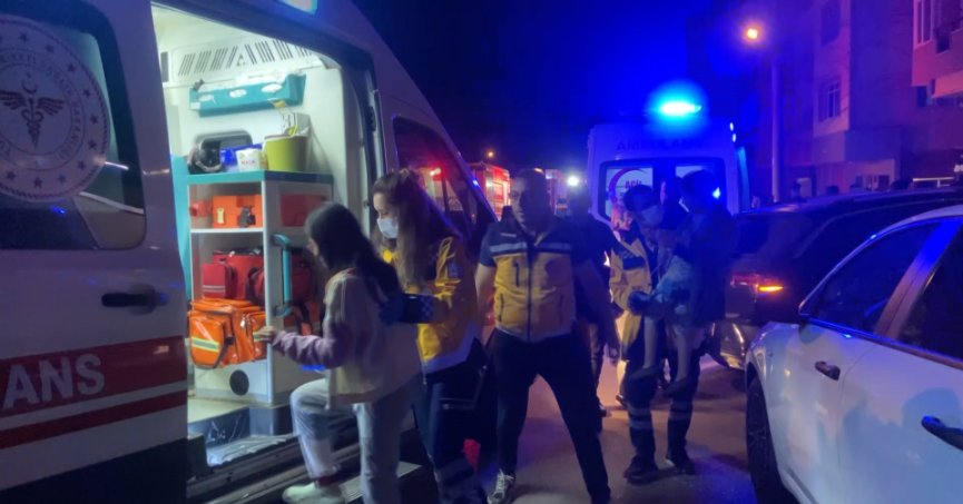 Evin mutfağı alev alev yandı: 2'si çocuk 5 kişi dumandan etkilendi