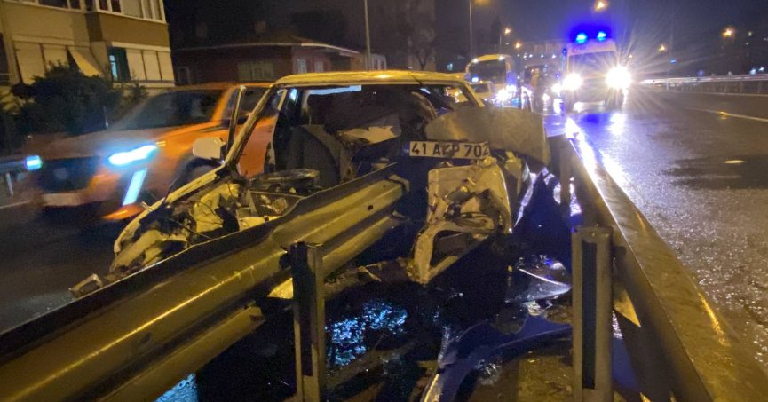 Bariyere ok gibi saplanan otomobil paramparça oldu: 1 yaralı