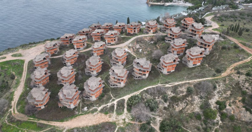 Kendi haline terk edilmiş villalar merak konusu oldu