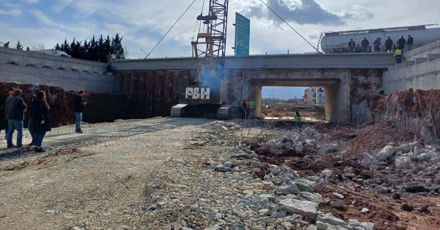 TEM üzerindeki köprünün kiriş montajı başladı