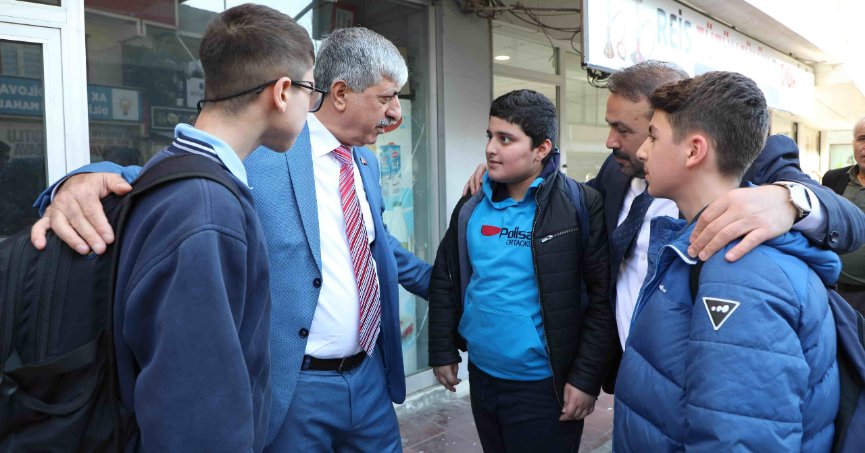 Ömeroğlu, Dilovası’nda sıkmadık el bırakmıyor