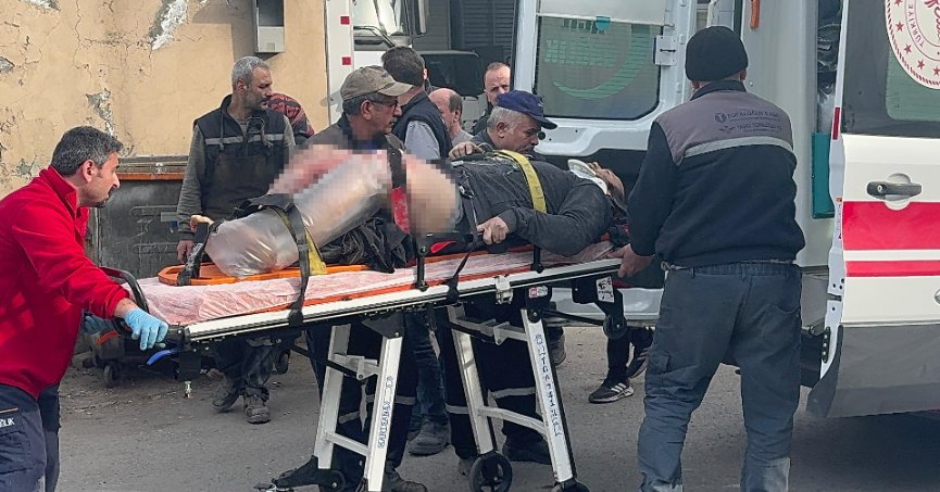 Kasanın altında kalan işçi ağır yaralandı