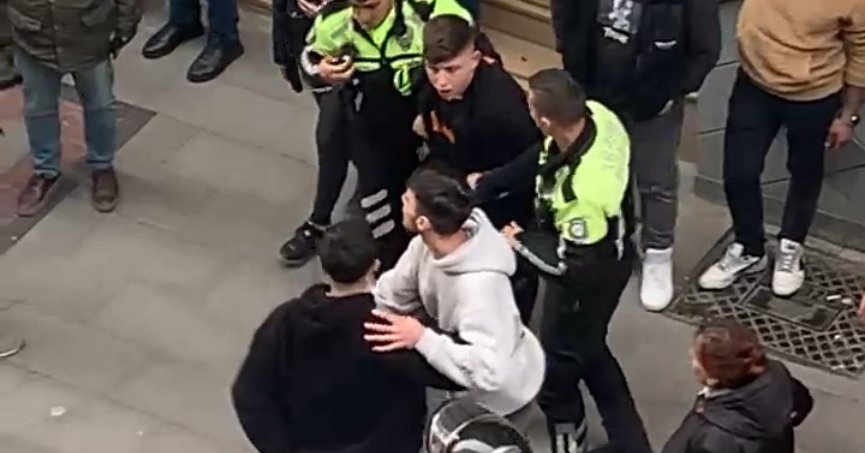 ‘Kafayı vuracağım’ diyerek tehdit ettiği polise tekme attı: O anlar kamerada