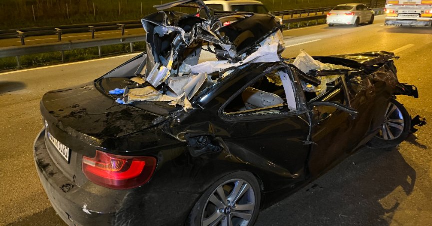 TEM’de tıra çarpan otomobilin tavanı koptu: 1 ölü, 2 yaralı