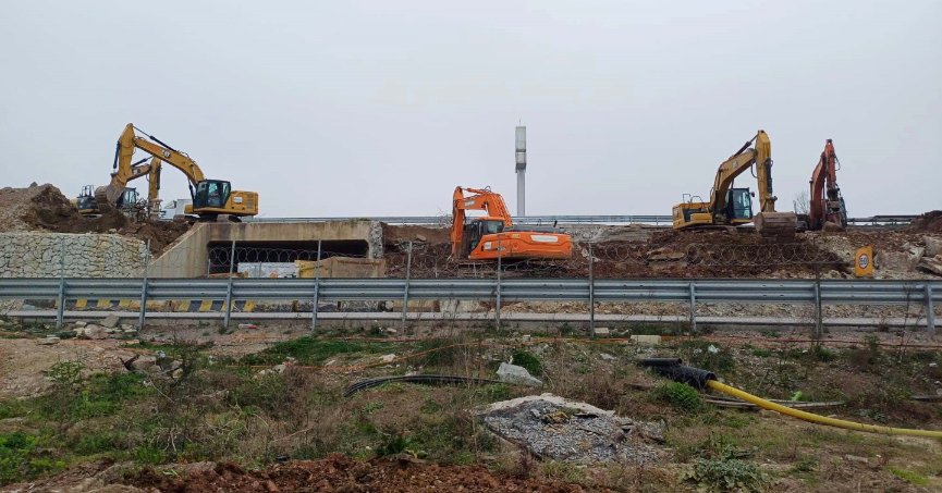 D-100 üzerindeki üstgeçitte imalatlar yapılıyor