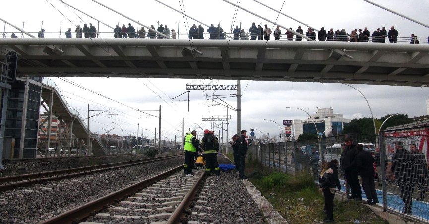 Hızlı tren hattına atlayan şahsı film seyreder gibi seyrettiler