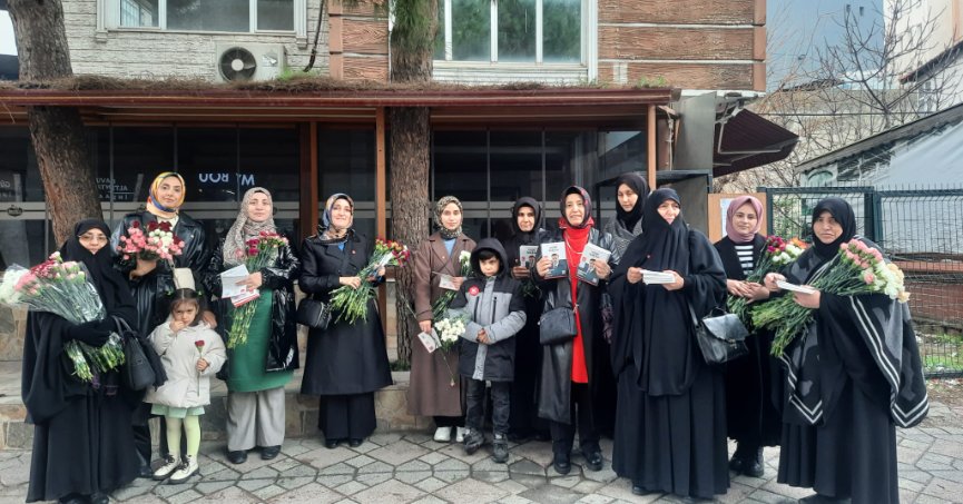 Saadetli kadınlar karanfil dağıttı