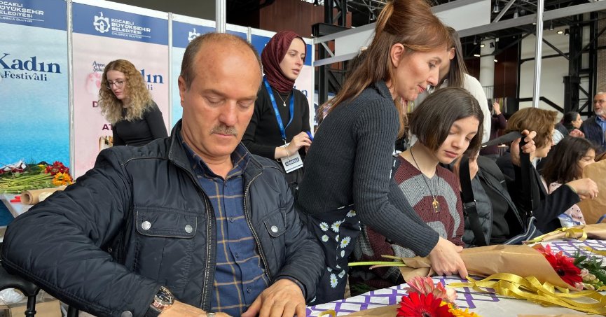 Beyler Kadın Festivali'nde eşlerine çiçek yaptı