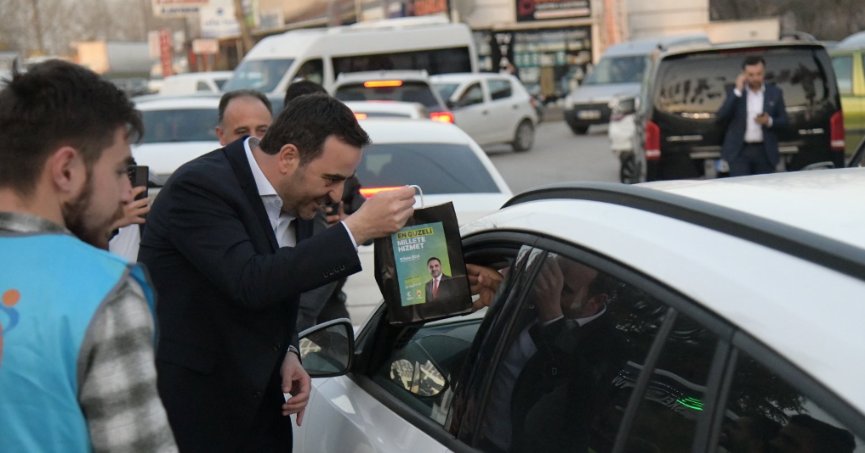 Özlü, gençlerle iftariyelik dağıttı