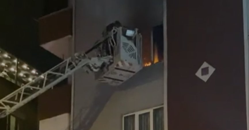  7 katlı apartmanda yangın: Daire alevlere teslim oldu