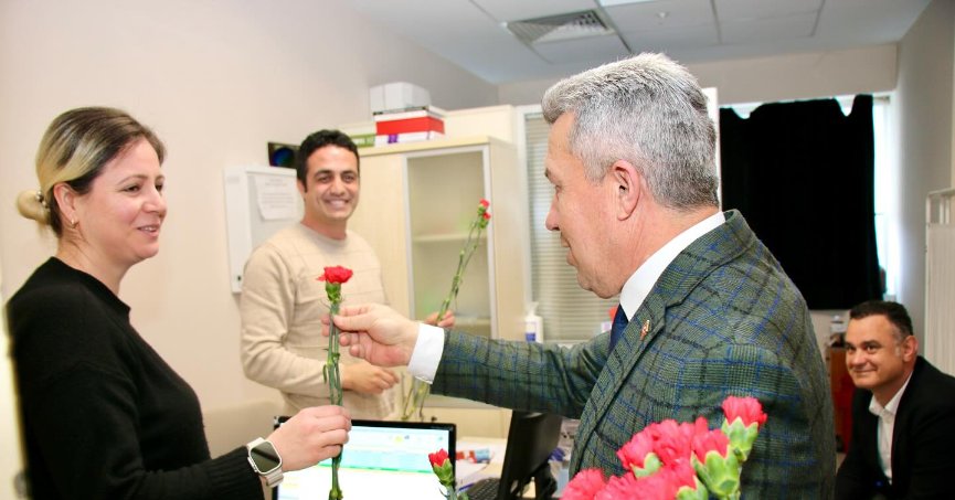 Erol Ölmez’den sağlıkçılara karanfil